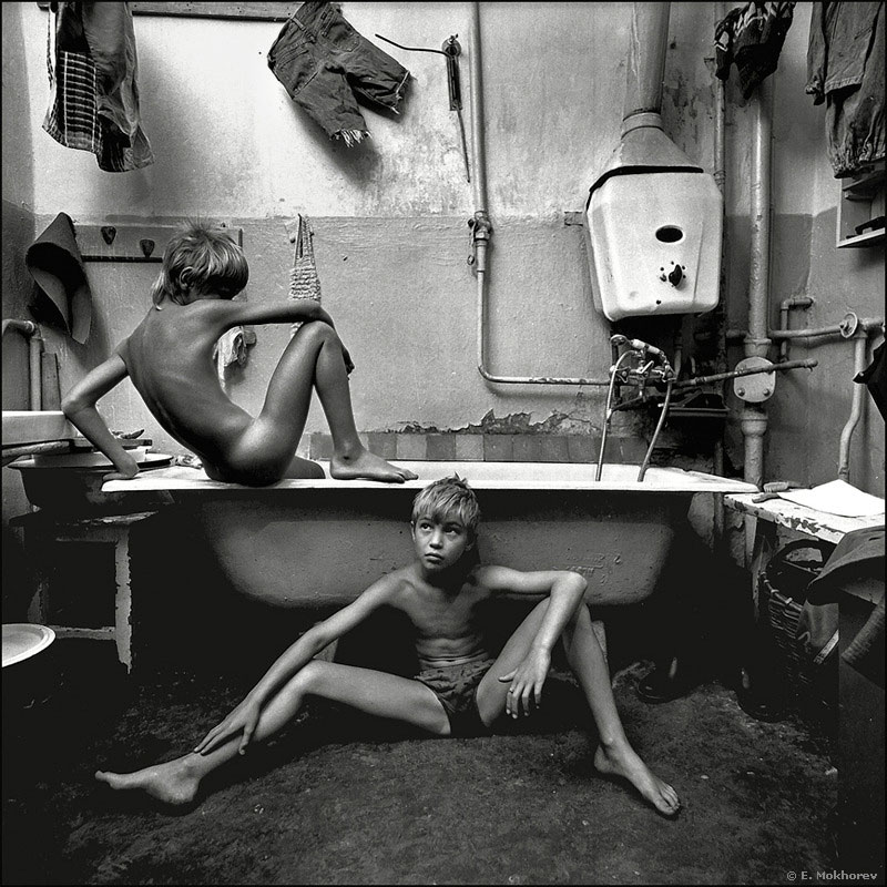 Aзиc и Жeня. Вaннaя кoмнaтa в кoммунaлкe (Azis & Genya. Bathroom in a communal apartment), 1997