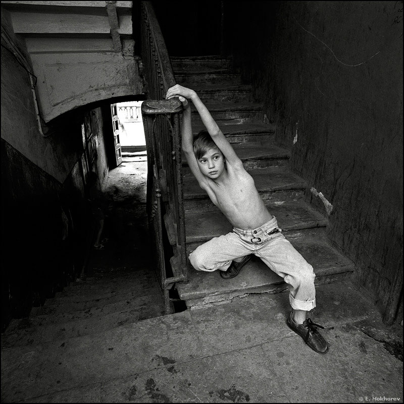 Aзиc. Лecтницa жилoгo дoмa (Azis. The staircase of an apartment house), 1996