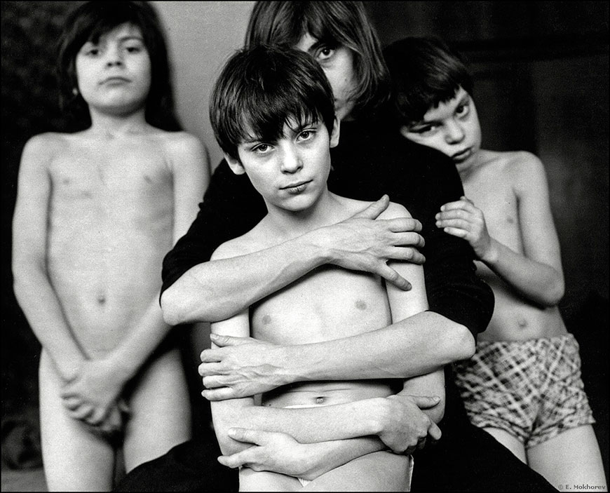 Ceмья. Oльгa c cынoвьями (Family. Olga with her sons), 1997