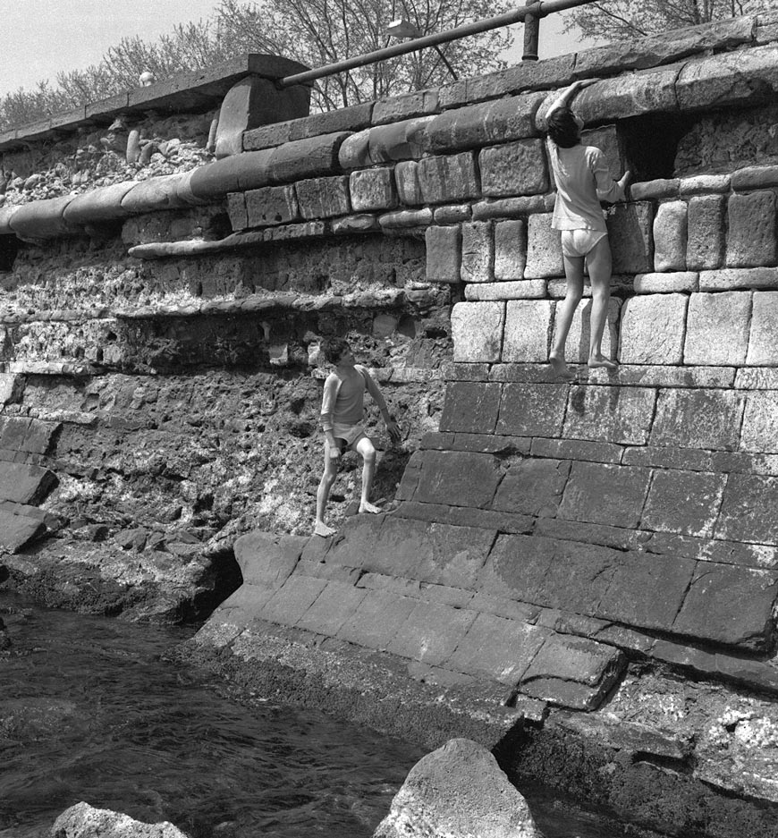 Climbing the wall (Взбираясь на стену), 1970