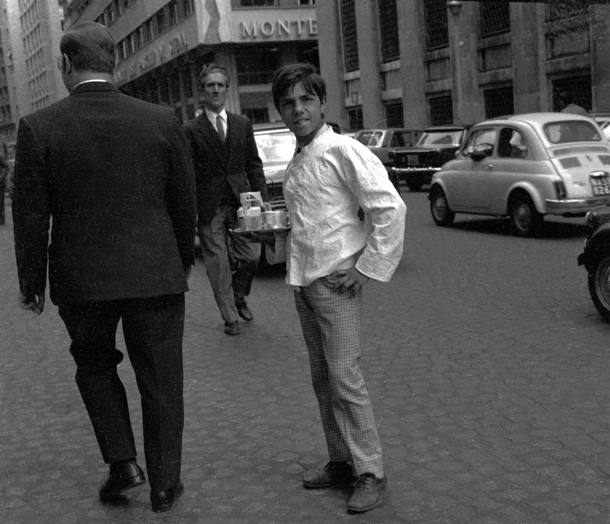 Ganymede as a waiter posing amid the corporate trolls (Ганимед в образе официанта среди корпоративных троллей), 1970