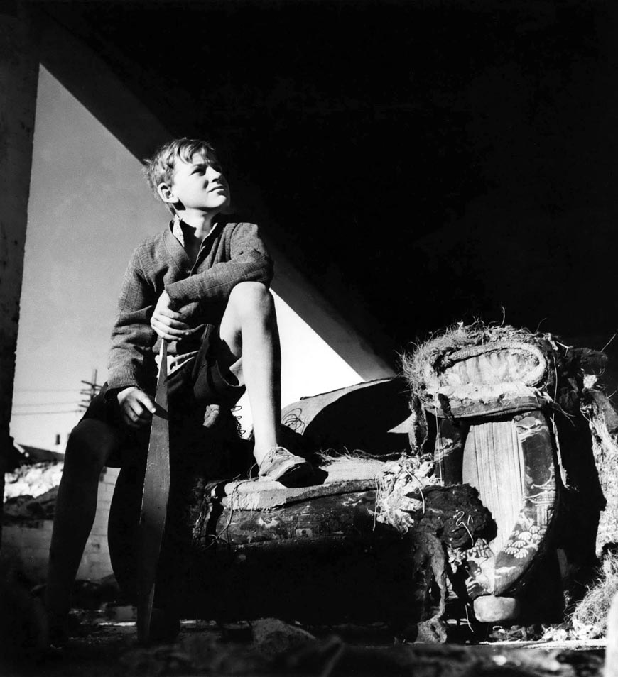 Boy in Surry Hills demolition area (Мальчик в Сарри-Хилл в районе сноса домов), c.1948