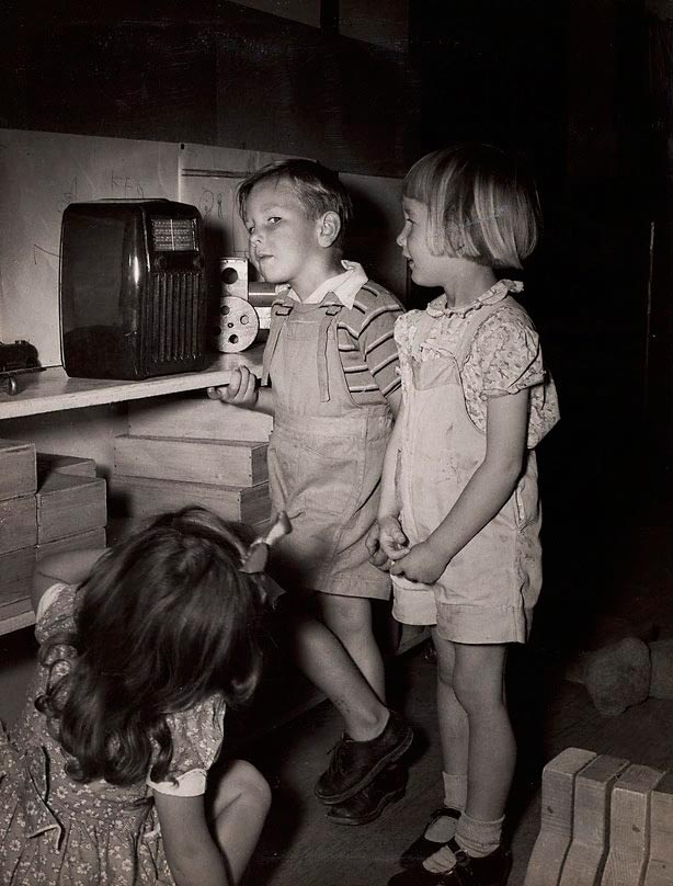 Untitled / Сhildren listening to radio (Без названия / Дети, слушающие радио), 1951-1952