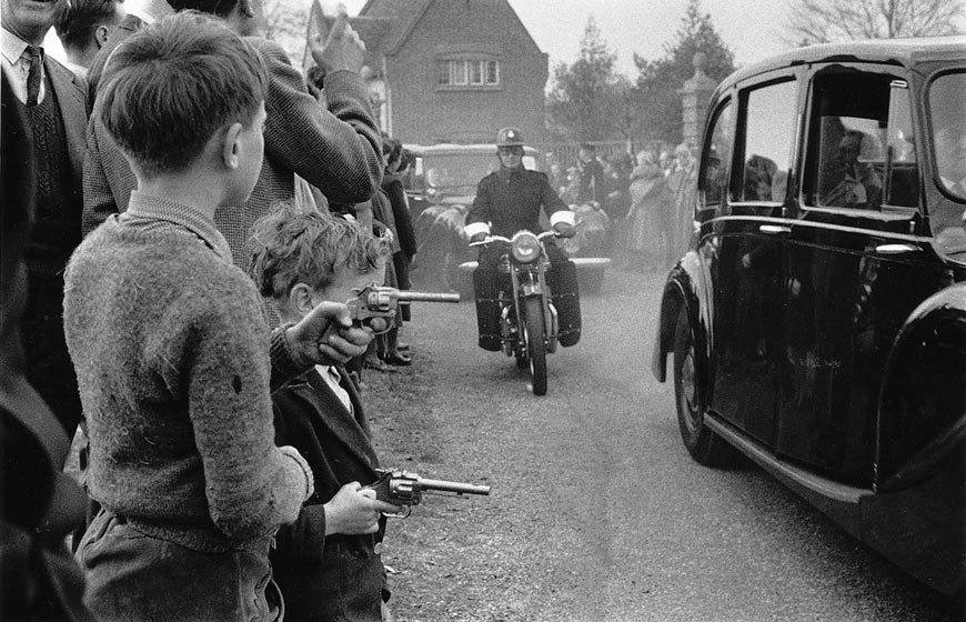 Bulganin and Kruschev leaving Chequers (Булганин и Хрущев покидают Чакуэрс), 1956