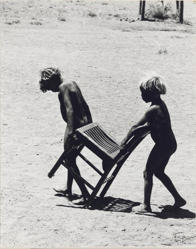 Pitjantjatjara children with chair (Дети Питджантджатджара со стулом), 1963