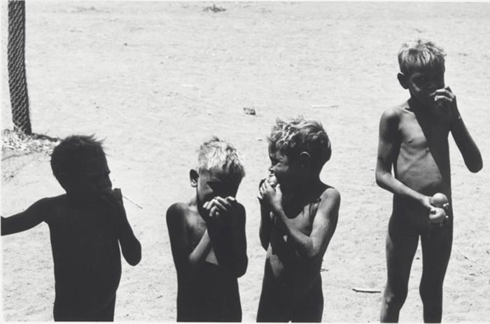 Pitjantjatjara boys eating tomatoes (Мальчики Питджантджатджара едят томаты), 1963