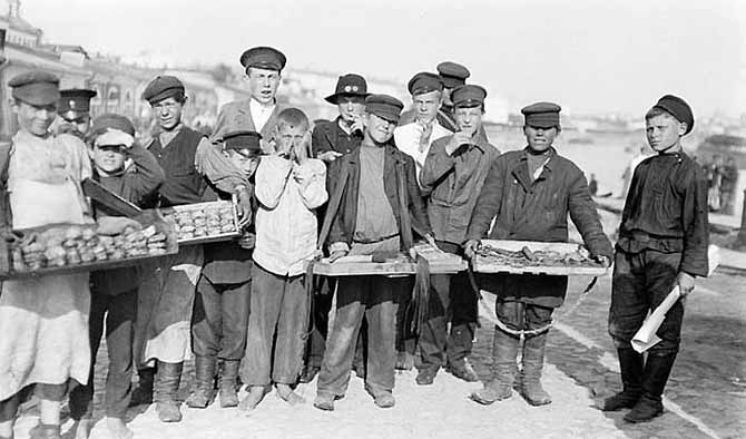 Moscow Boy Peddelers Laughing (Московские улыбающиеся мальчики-коробейники), 1909