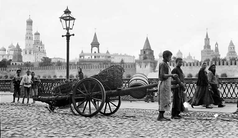 Moscow Boy Street Vendors and Cart (Московские уличные торговцы и тележка), 1909