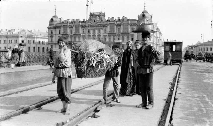 Moscow Boy Street Vendors (Московские уличные торговцы), 1909