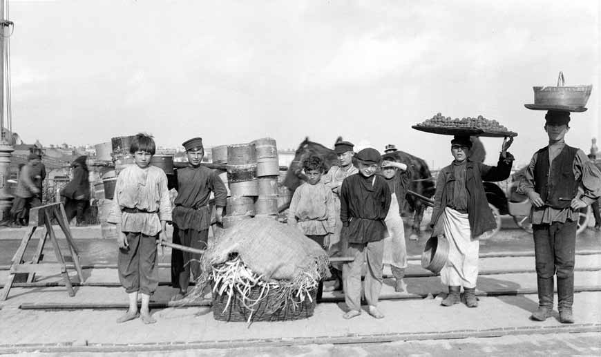 Moscow Boy Street Vendors (Московские уличные торговцы), 1909