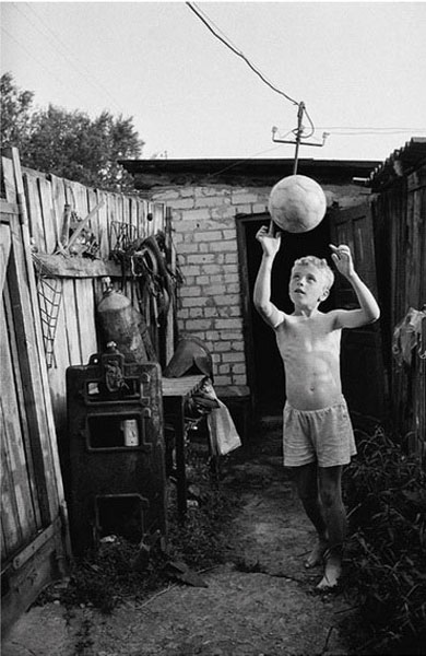 Maльчик c мячoм (Boy with a ball), 2003