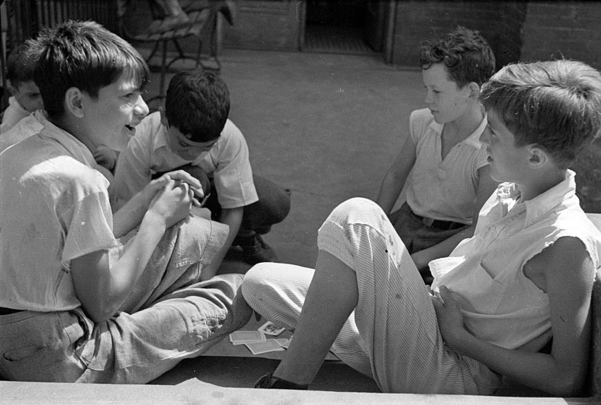 Boys playing cards near Union Station (Мальчики, играющие в карты у Центрального вокзала), September 1935