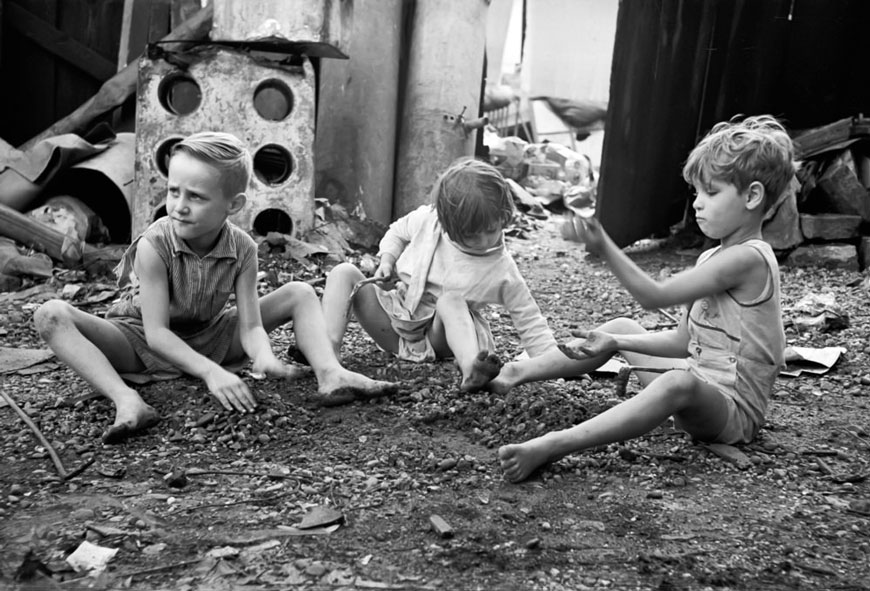 Children at play (Дети за игрой), November 1935