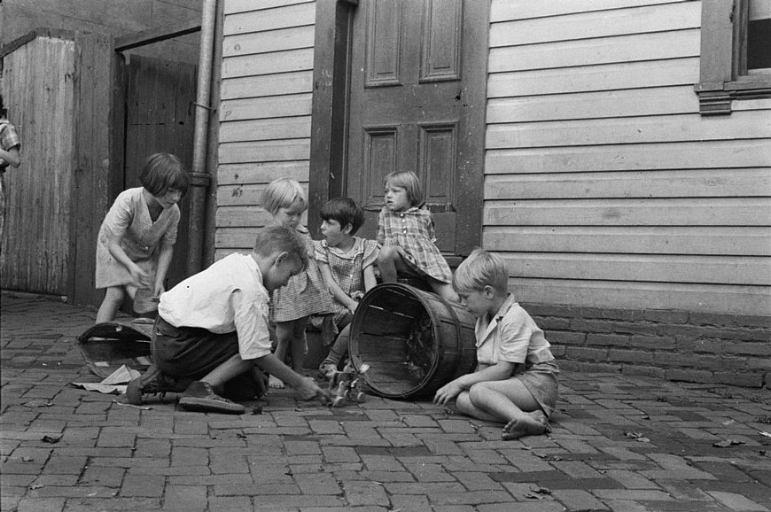 Poor children playing on sidewalk (Дети из бедных семей, играющие на тротуаре), September 1935