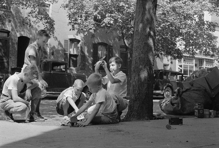 Children playing on sidewalk (Дети, играющие на тротуаре), September 1935