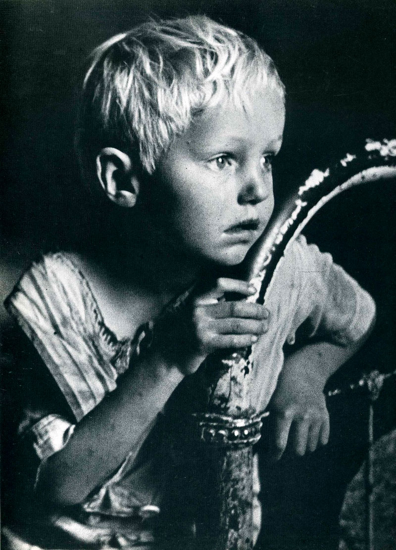 Boy sitting on a bed (Мальчик, сидящий на кровати), 1937