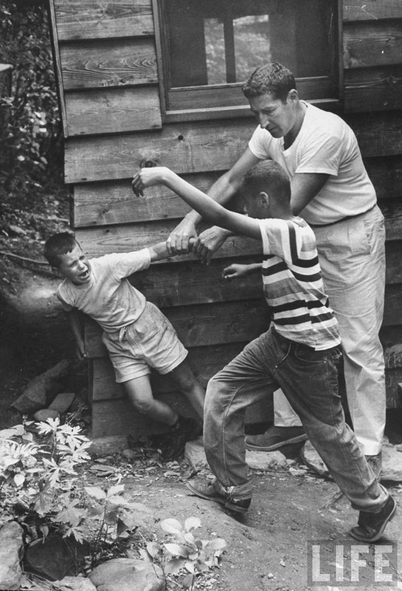 Camp Director Robert Thomases breaking up a fight between 2 children at Camp Ramapo for disturbed children (Директор лагеря Роберт Томаcес разнимает двух дерущихся детей в лагерь Рамапо для детей с недостатками), 1958