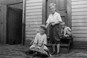 Poor children playing on sidewalk (Дети из бедных семей, играющие на тротуаре), September 1935