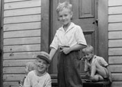 Poor children playing on sidewalk (Дети из бедных семей, играющие на тротуаре), September 1935