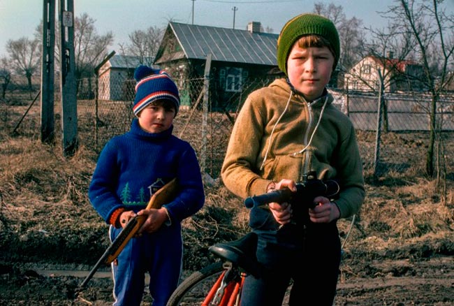 Country kids play at martial law (Деревенские дети играют в военное положение), 1982