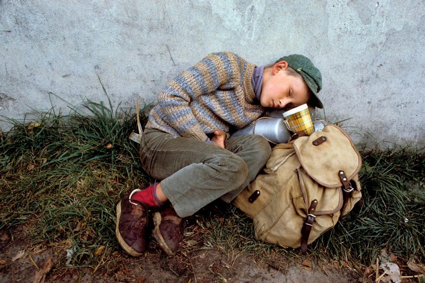 Tired young boy during pilgrimage on foot Warsaw-Czestochowa (Усталый мальчик во время пешего паломничества Варшава-Ченстохова), 1982