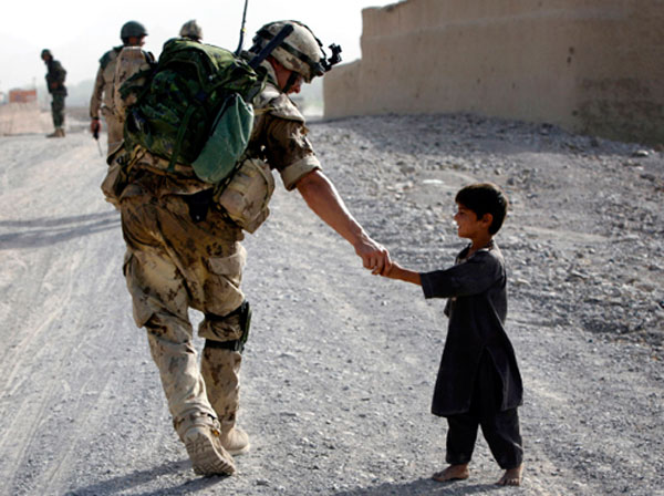 A Canadian soldier shakes hands with an Afghan boy (Канадский солдат пожимает руку афганскому мальчику), 2007