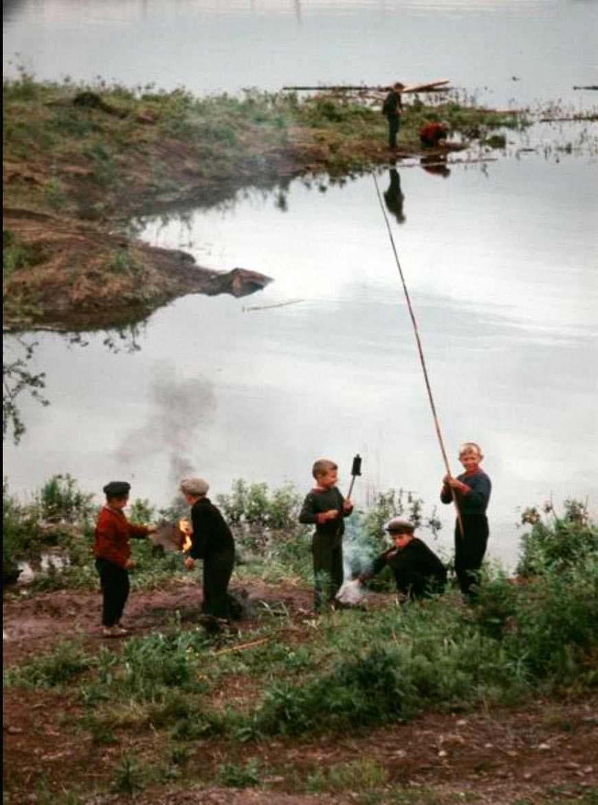 Boys prepare fresh fish on the shore (Мальчики готовят свежую рыбу на берегу), 1965-1969