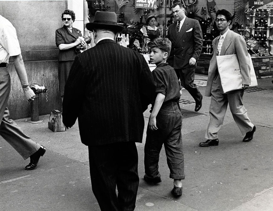 Shoeshine boy getting a customer (Чистильщик обуви завлекает клиента), 1948