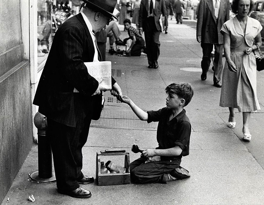 Shoeshine boy getting paid (Чистильщик обуви получает плату), 1948