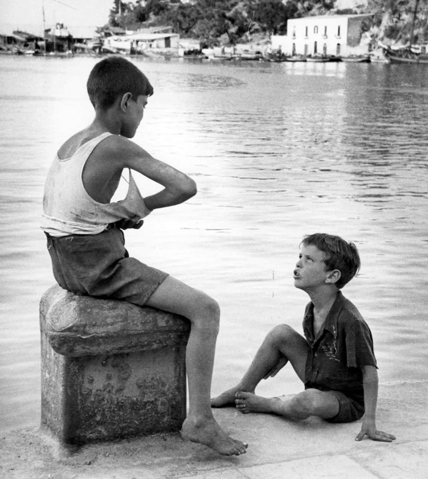 Two boys talking by the water (Два мальчика, разговаривающие у воды)