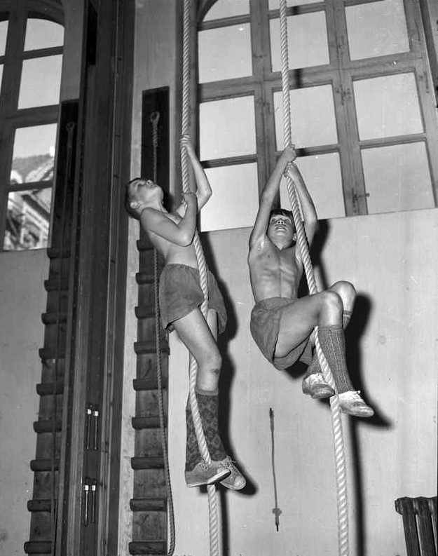 Gymnastikk på Ila skole (Гимнастика в начальной школе), 1950s