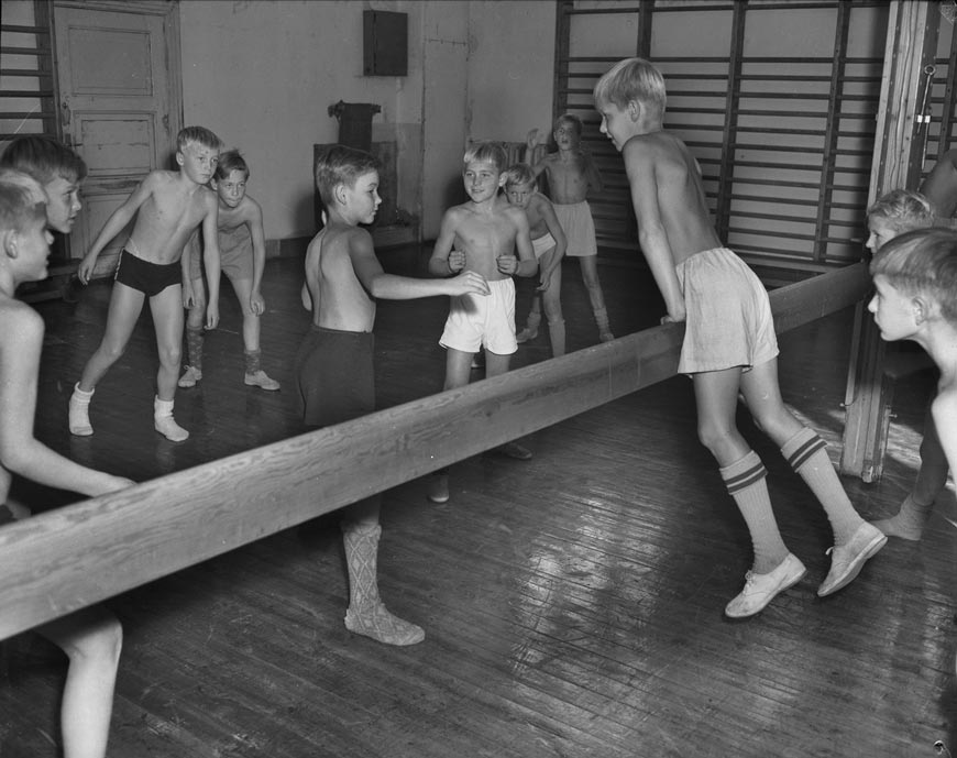 Gymnastikk på Ila skole (Гимнастика в начальной школе), 1950s