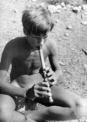 Boy Playing Flute (Мальчик, играющий на флейте)