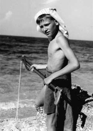 Boy Spear Fishing (Мальчик, рыбачущий копьём)