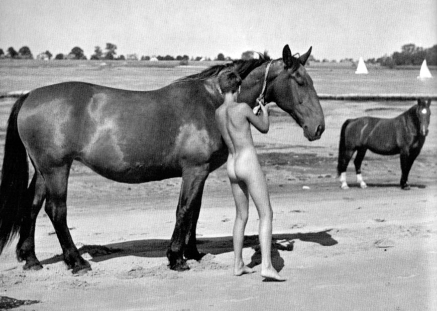 A naked boy and two horses (Голый мальчик и две лошади)