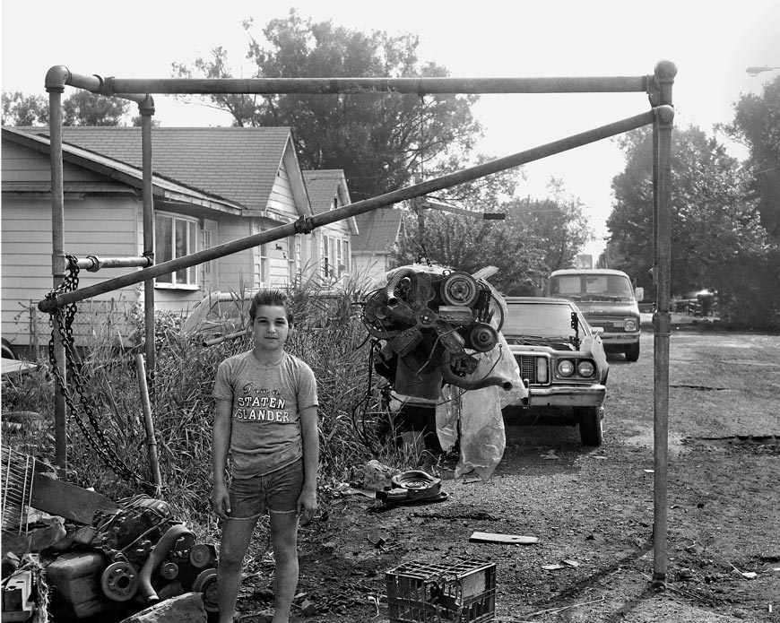 Boy with Staten Island T-shirt (Мальчик в футболке «Стейтен-Айленд»)