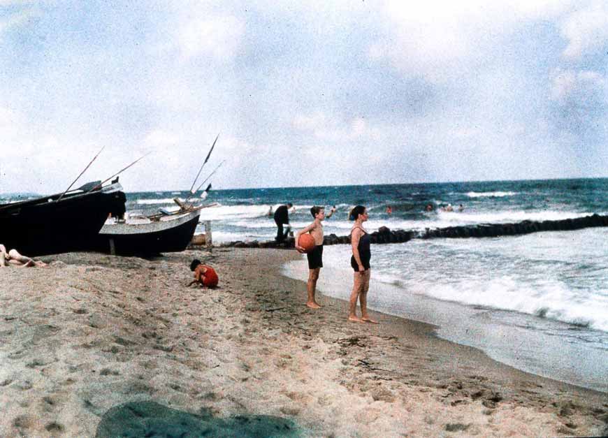 Heinz and Else looking out to sea (Хейнц и Ева, смотрящие на море), c.1925