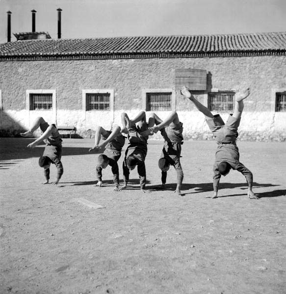 Boys playing in the schoolyard (Мальчики играют на школьном дворе, Пирей), c.1945