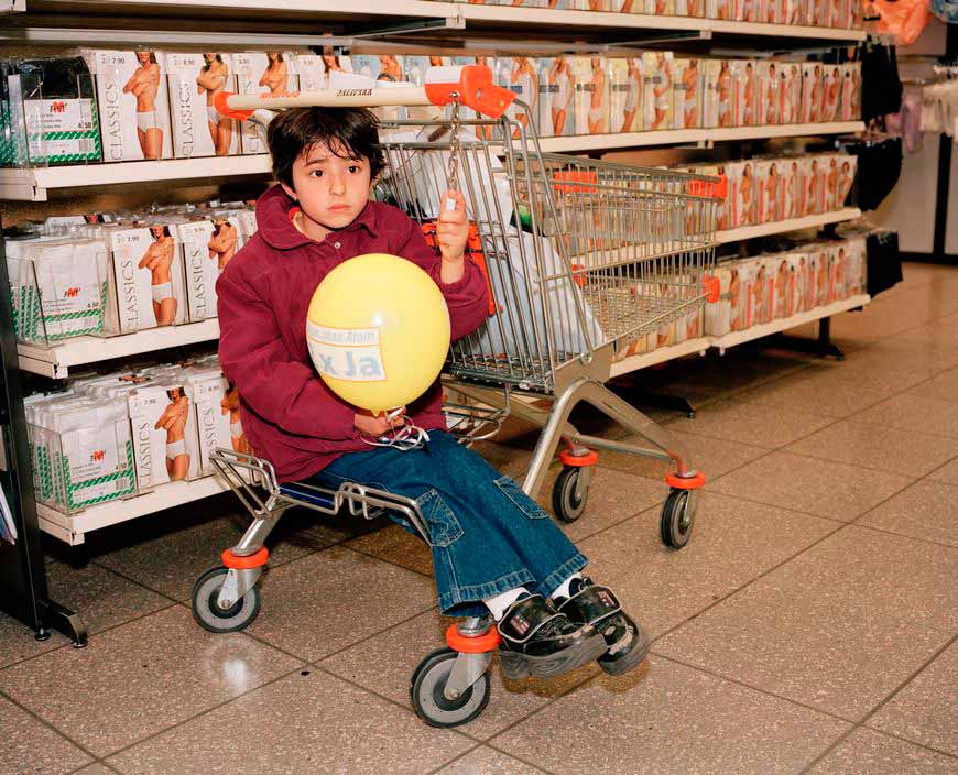 A boy waits with a trolley in a shop (Ожидающий мальчик в магазинной тележке), 2003