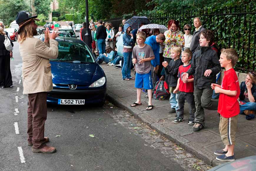 Members of the public queue outside the Bristol City Museum to see the Banksy art exhibition (Участники очереди в городской музей Бристоля на выставку Бэнкси), 2009