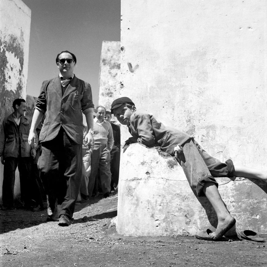 Roberto Rossellini durante i sopralluoghi per il film 'Stromboli terra di Dio' (Роберто Росселлини во время поиска места для съемок фильма «Стромболи — земля Бога»), 1949