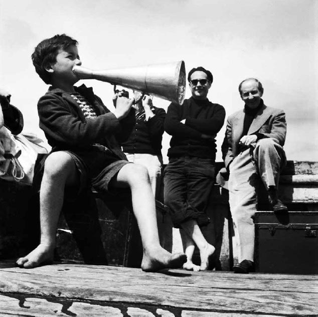 Roberto Rossellini durante i sopralluoghi per il film 'Stromboli terra di Dio' (Роберто Росселлини во время поиска места для съемок фильма «Стромболи — земля Бога»), 1949