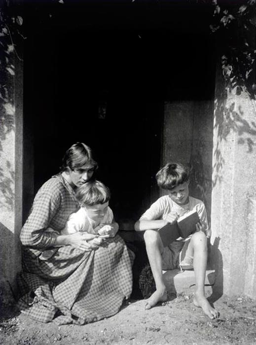 Vanessa Bell with her sons Julian and Quentin at their home in Charleston/Firle in Sussex (Художница Ванесса Белл с сыновьями Джулианом и Квентином в своем доме в Чарльстоне / Фирле в Сассексе), 1917-1918