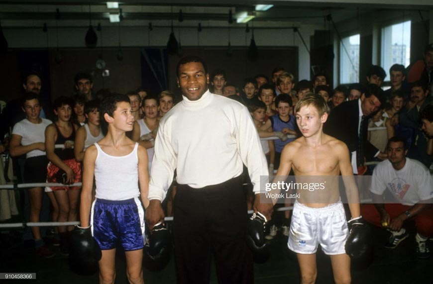 American heavyweight boxer Mike Tyson visited Moscow to participate in the opening of the first in USSR golf club and meet with boxing fans (Американский боксер-тяжеловес Майк Тайсон посетил Москву, чтобы принять участие в открытии первого в СССР гольф-клуба и встретиться с любителями бокса), 1988