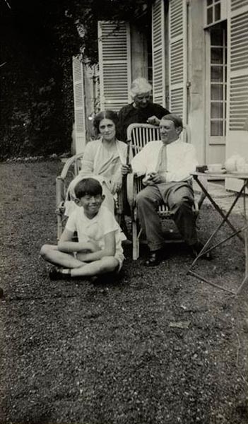 Pablo Picasso with his wife Olga, his son Paulo and his mother Maria Picasso Lopez (Пабло Пикассо с женой Ольгой, сыном Пауло и матерью Марией Пикассо Лопес)