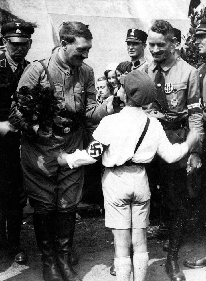 A child presents flowers to Adolf Hitler (Ребёнок вручает цветы Адольфу Гитлеру)