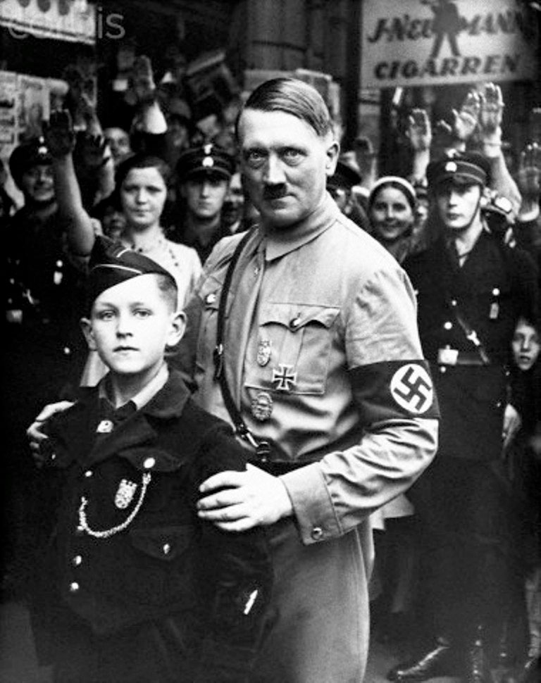 Adolf Hitler poses with a young boy (Адольф Гитлер позирует с мальчиком)