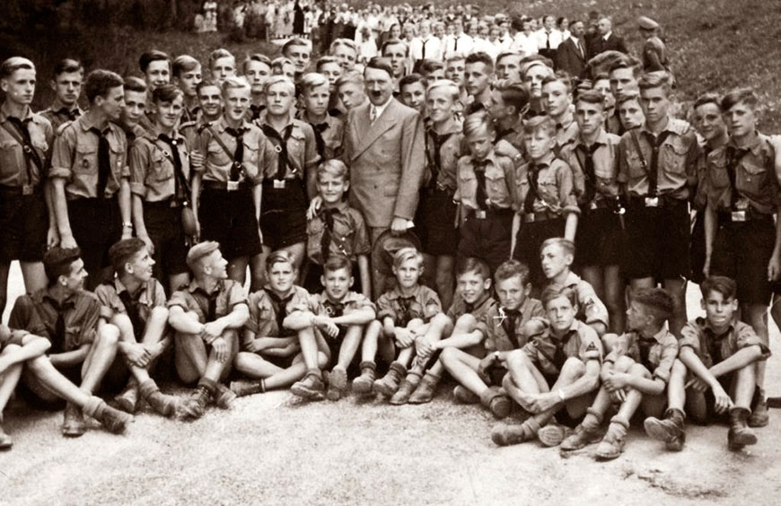 Hitler with Hitler Youth (Гитлер и мальчики из гитлерюгенда), 1937