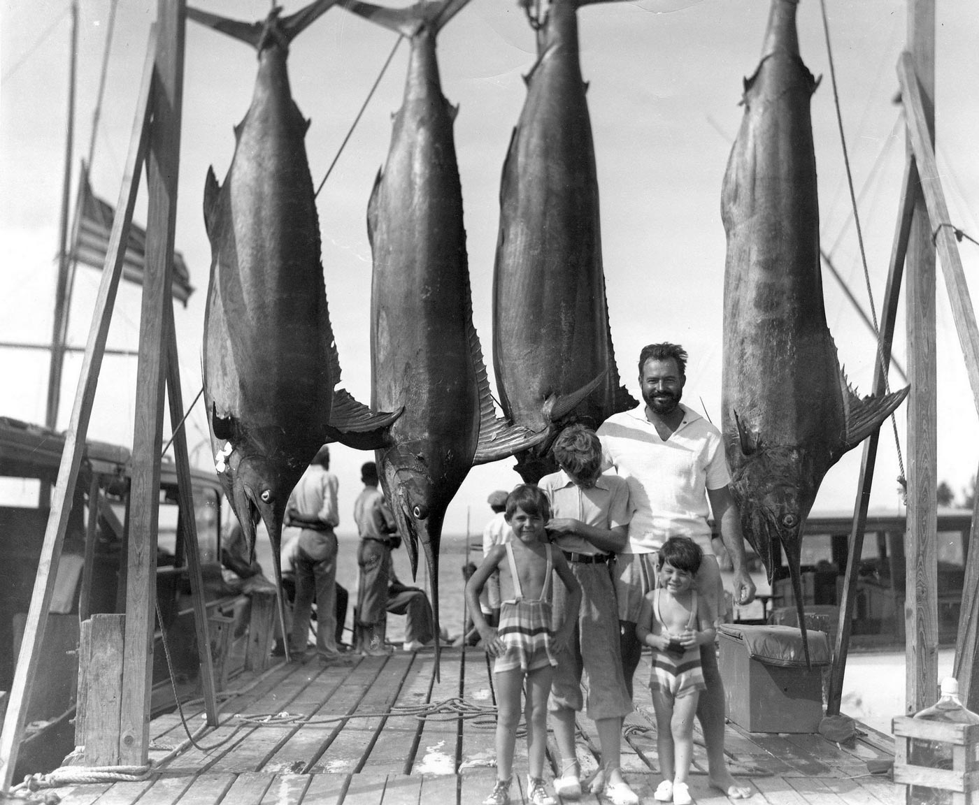 Ernest Hemingway with his sons and blue marlins (Эрнест Хемингуэй с сыновьями и голубыми марлинами), 1935