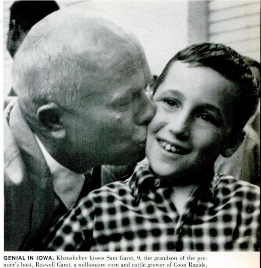 Н.С. Хрущев целует Сэма Гарста (Khrushchev kisses Sam Garst), 1959